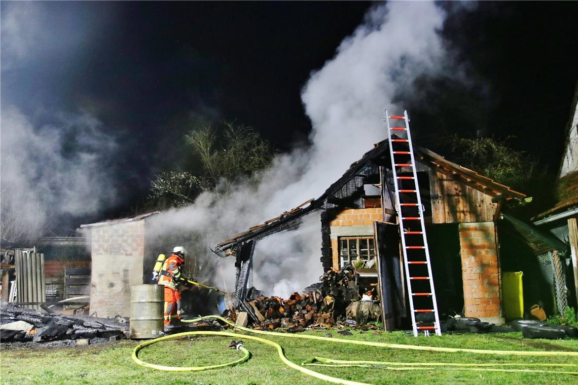 Die Gartenhütten wurden bei dem Brand am Dienstag in den frühen Morgenstunden stark beschädigt.  Foto: 7aktuell/Kevin Lermer