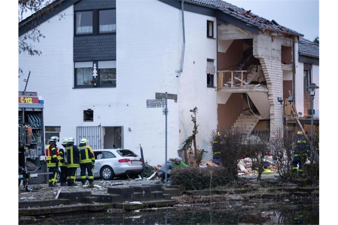 Die Gasexplosion hatte die Fassade des Hauses eingerissen. Foto: Friso Gentsch/dpa