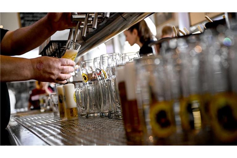 Die Gastronomie sieht sich von der Mindestlohnerhöhung besonders betroffen. (Archivbild)