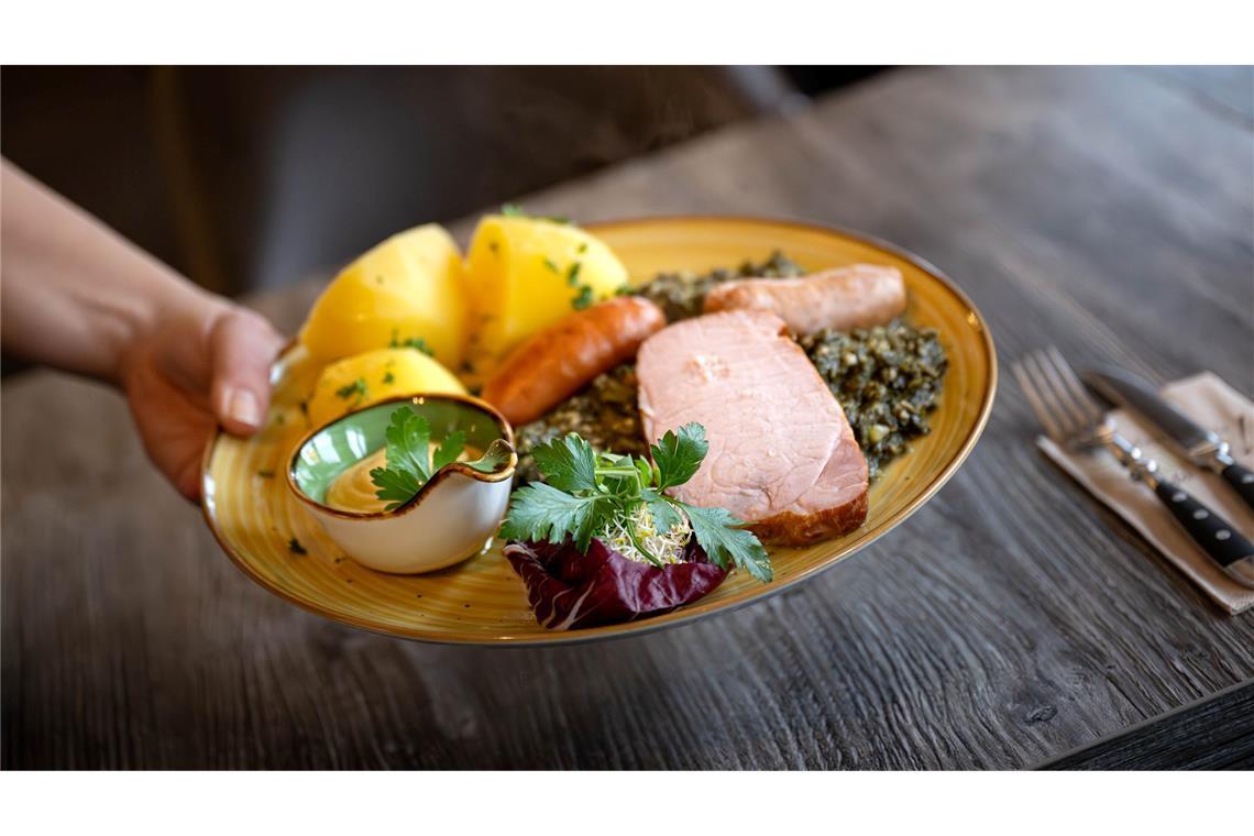 Die Gastronomie sieht sich von der Mindestlohnerhöhung besonders betroffen. (Archivbild)