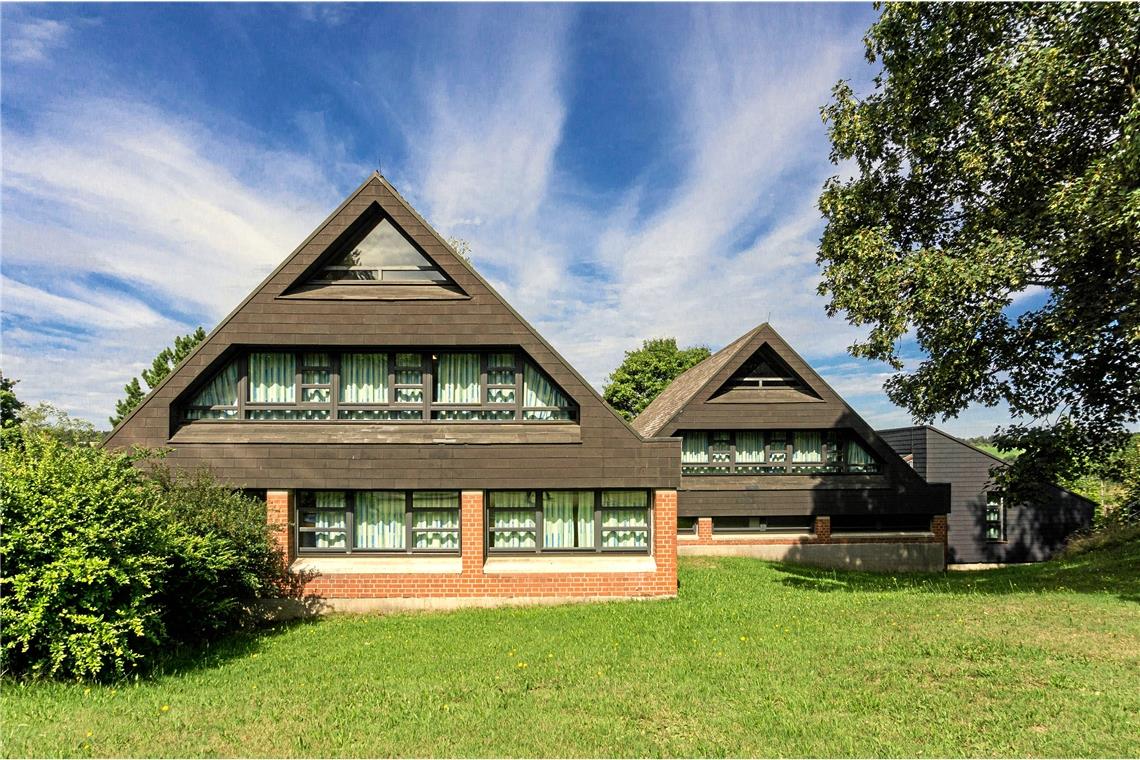 Architektonisches Kleinod im Welzheimer Wald Die Gebäude mit ihren tief herabgezogenen dunklen Dächern stellen eine architektonische Besonderheit dar. Tradition und Moderne treffen in dem Ensemble zusammen. Foto: Landesdenkmalamt