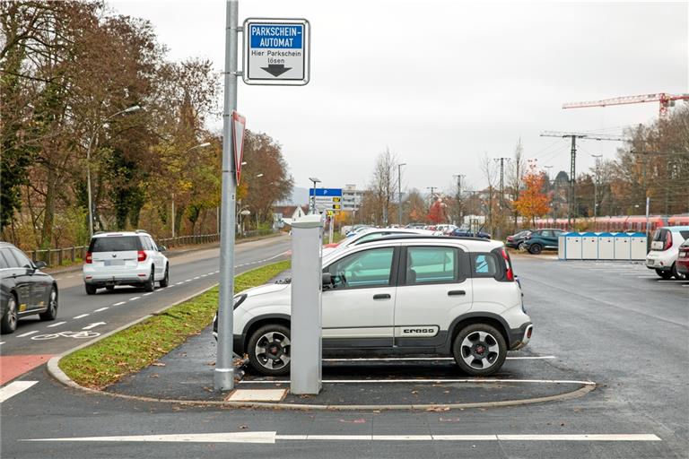 Die Gebühren auf dem Parkplatz zwischen Bürgerhaus und Bahnhof wurden nach dem Abriss des Güterschuppens erhöht. Foto: A. Becher