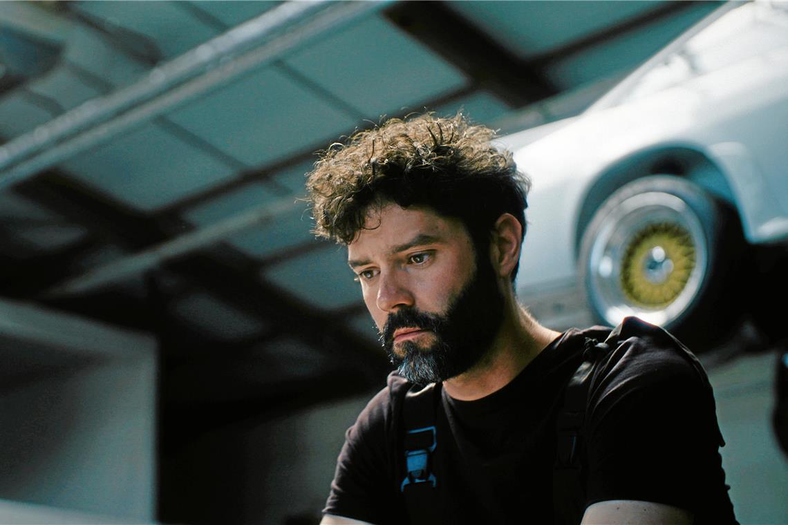 Aspach und Backnang bei Filmfestivals in Stuttgart zu sehen Die Gedanken im Kopf von Protagonist Tobias (Philipp Sommer) kreisen: Hat er die Schrauben am Auto einer Kundin ordentlich angezogen? Bildrechte: Filmakademie Baden-Württemberg GmbH