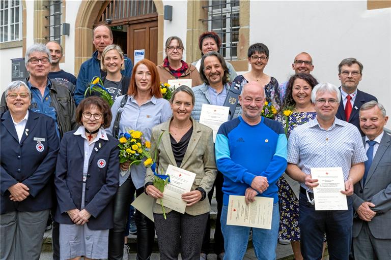 Die geehrten Blutspenderinnen und Blutspender mit Vertretern des DRK und der Stadt Backnang.  Foto: Alexander Becher