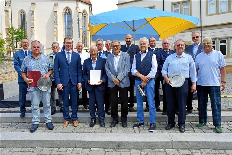 Die Geehrten und die Ehrenden beim Sommerempfang (von links): Christian Vogel, Franz Riester, Karl Bauer, Maximilian Friedrich, Josef Fehr, Gerhard Ketterer, Wolfgang Vogt, Volker Lück, Ernst Kress, Andreas Zink, Gerhard Strohhäcker, Patrick Weller, Karl Plapp, Heinz Kaldi, Ulrich Banhardt, Heiner Kirschmer. Verhindert waren Alexander Krumbach und Horst Schüle.