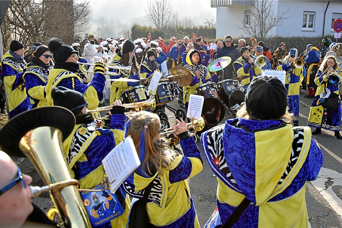Die Geesmusiker aus Nellmersbach führten den Umzug an durch die Erbstettener Str...