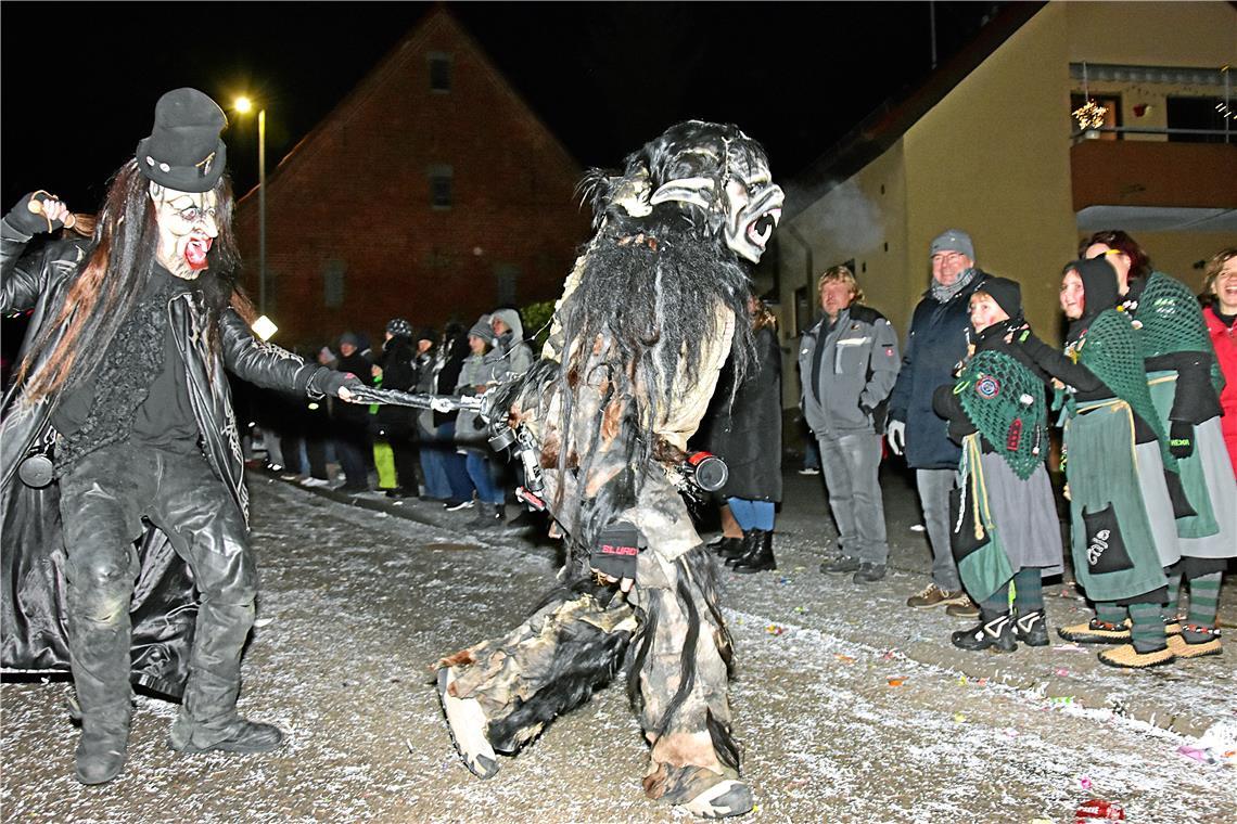 Die gefährlichsten Narren sind an die Kette gelegt. Nachtumzug der Schbiallomba-...