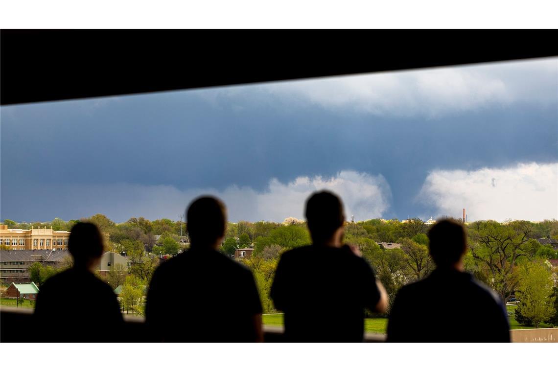 Die Gefahr im Blick: Menschen beobachten einen Tornado in Lincoln im US-Bundestaat Nebraska von einem Parkhaus aus.