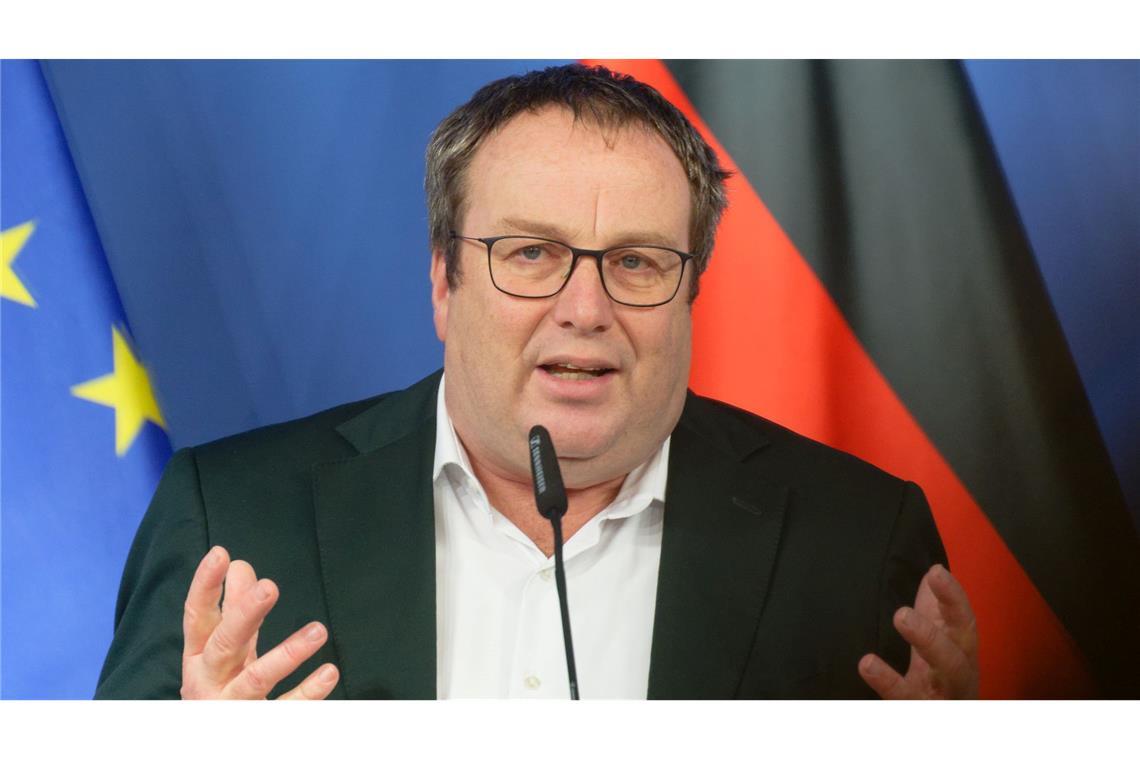 "Die Gefahr weiterer Sperrungen ist real", sagt NRW-Verkehrsminister Oliver Krischer (Grüne). (Archivbild)