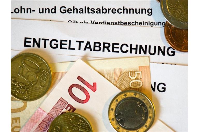 Die Gehaltsunterschiede zwischen Arbeitnehmern in Ost- und Westdeutschland bleiben groß - der Lohnabstand hat sich jedoch weiter verringert. Foto: Arno Burgi/dpa-Zentralbild/dpa/Illustration