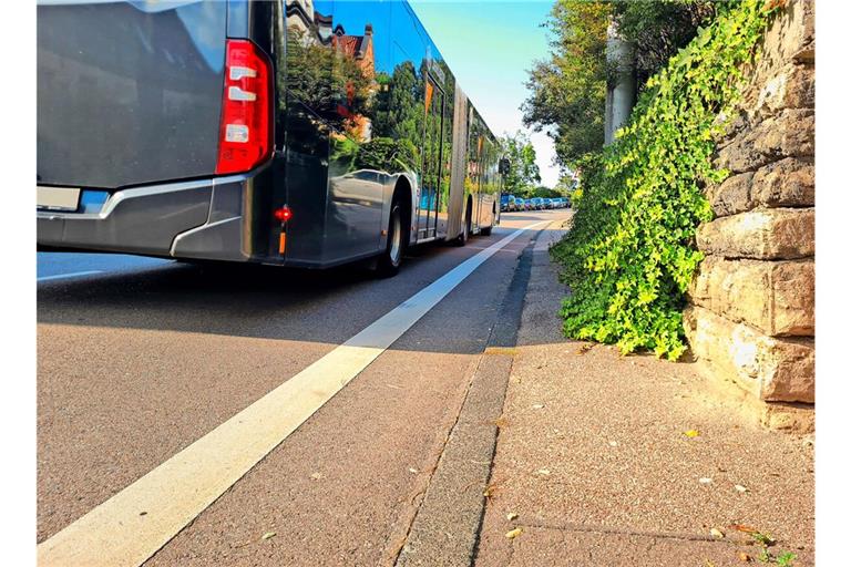 Die Gehwege sind an der Kappelbergstraße teilweise kaum vorhanden.