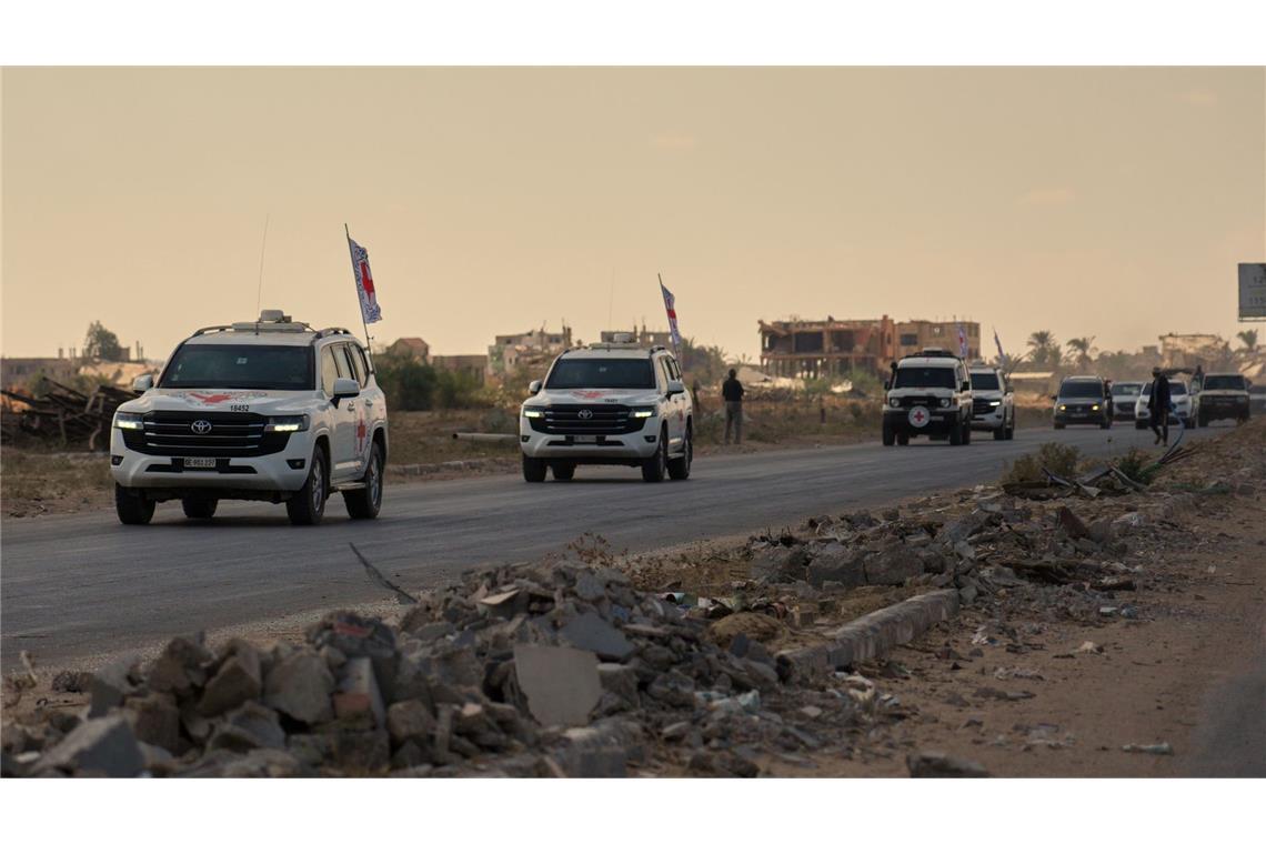 Die Geiseln wurden vom Roten Kreuz in Empfang genommen.