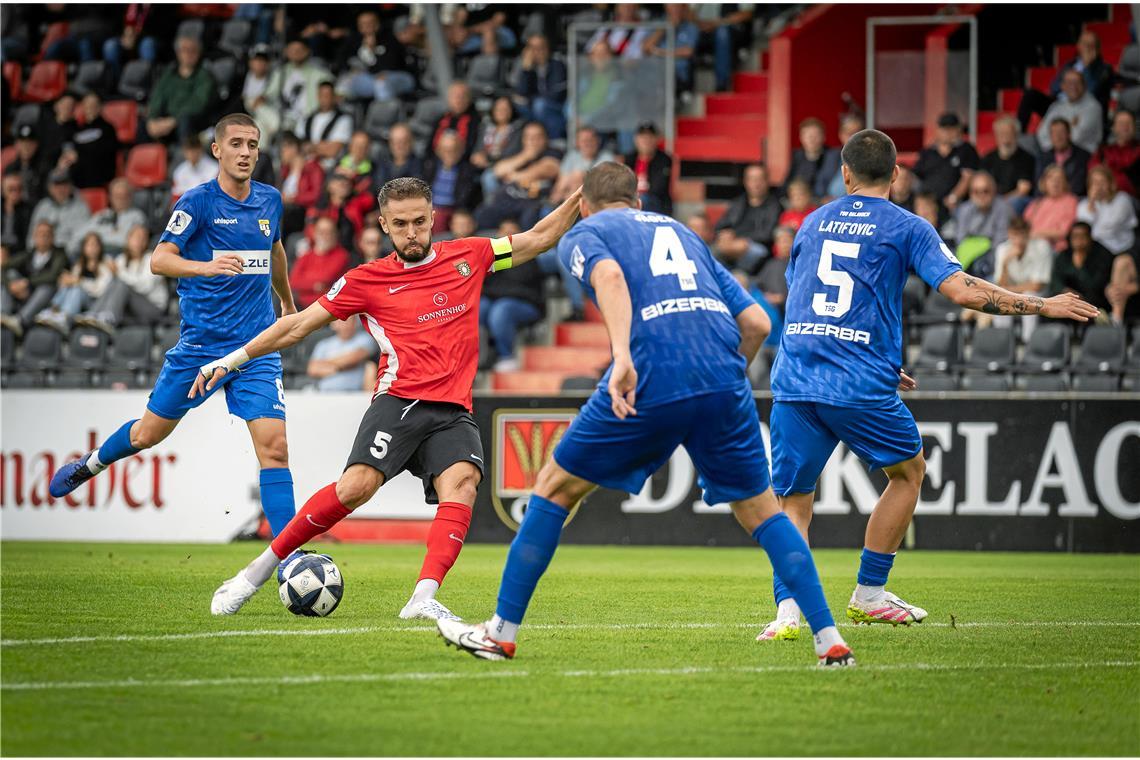 Dem Pokalspektakel folgt der Ligaalltag DIe Gelb-Rote Karte für Volkan Celiktas’ (in Rot) hat keine Sperre zur Folge. Foto: Alexander Becher
