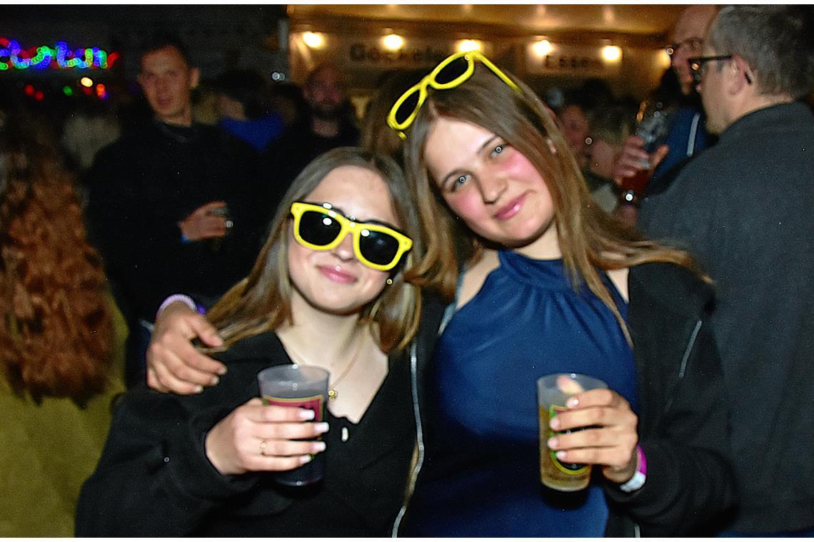 Die gelben Brillen waren an der Bar erhältlich und zierten viele Gesichter.