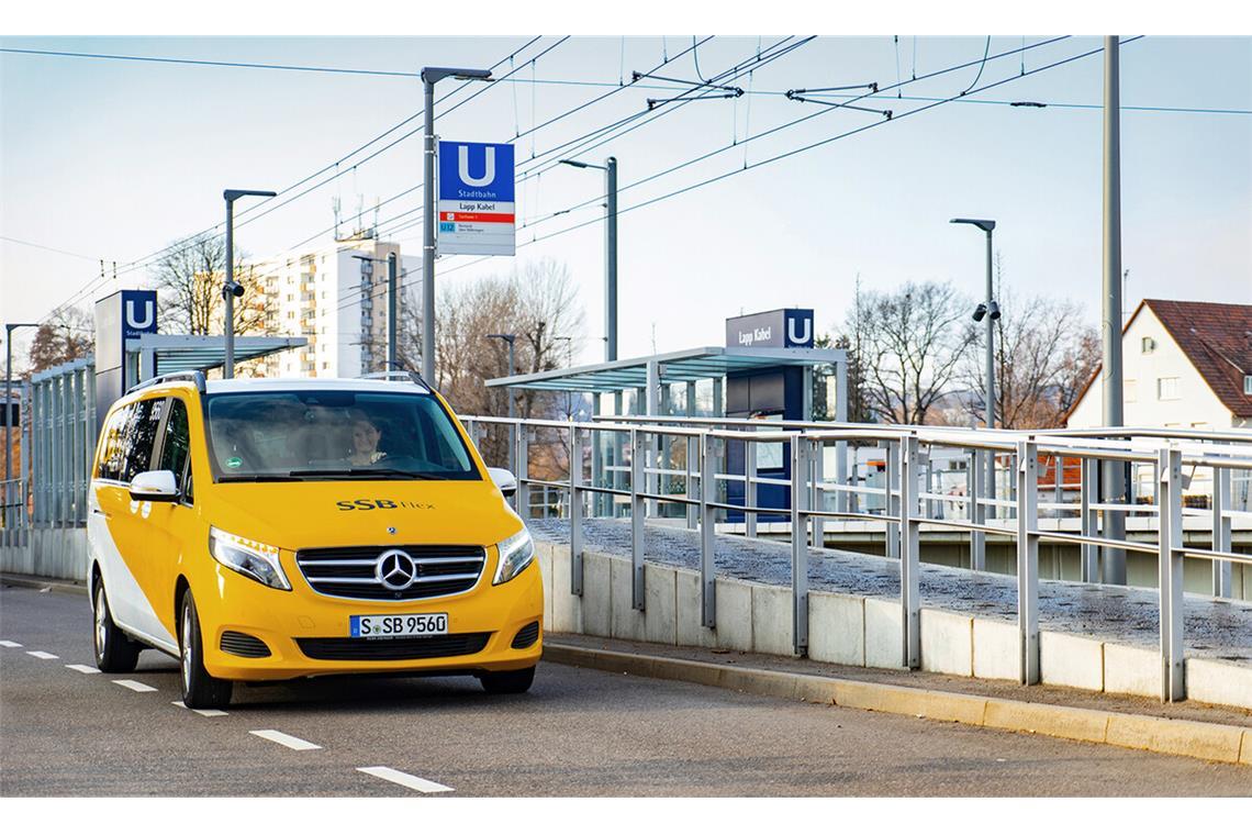 Wirrwarr in der Reisekette Die gelben Vans von SSB-Flex kosten einen Komfortzuschlag, für den VVS-Rider reicht in der Region die normale Fahrkarte.