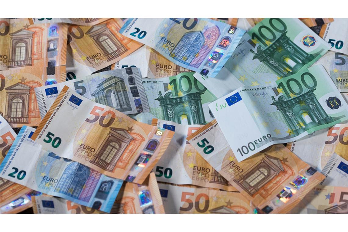 Geldregen auf Bundesstraße – ehrliche Finderin rettet Wirtin Die Geldscheine fielen auf die Bundesstraße. (Symbolbild)