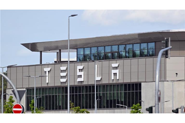 Die Gemeinde Grünheide hat für die Erweiterung des Tesla-Geländes gestimmt. (Archivbild)