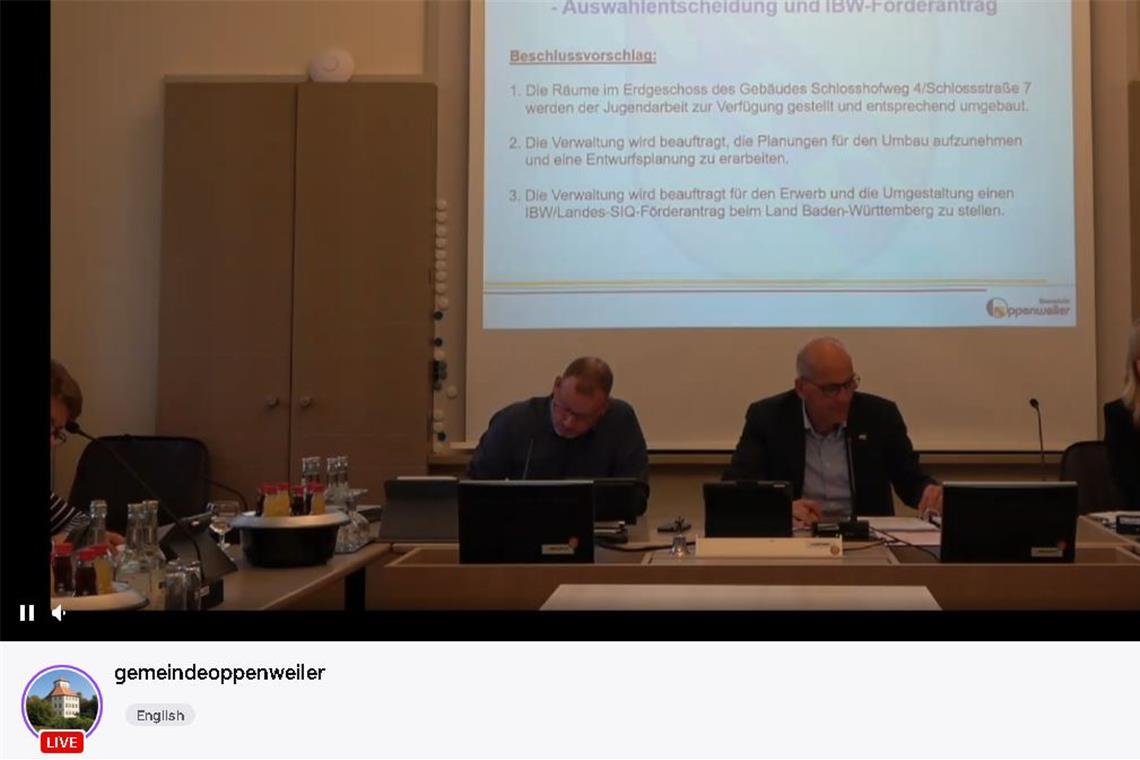Die Gemeinde Oppenweiler ist live: Via Twitch können interessierte Bürger die öffentliche Sitzung online verfolgen. Die Kamera ist auf den Sitzungstisch und Bürgermeister Bernhard Bühler (Mitte) gerichtet. Screenshot: privat