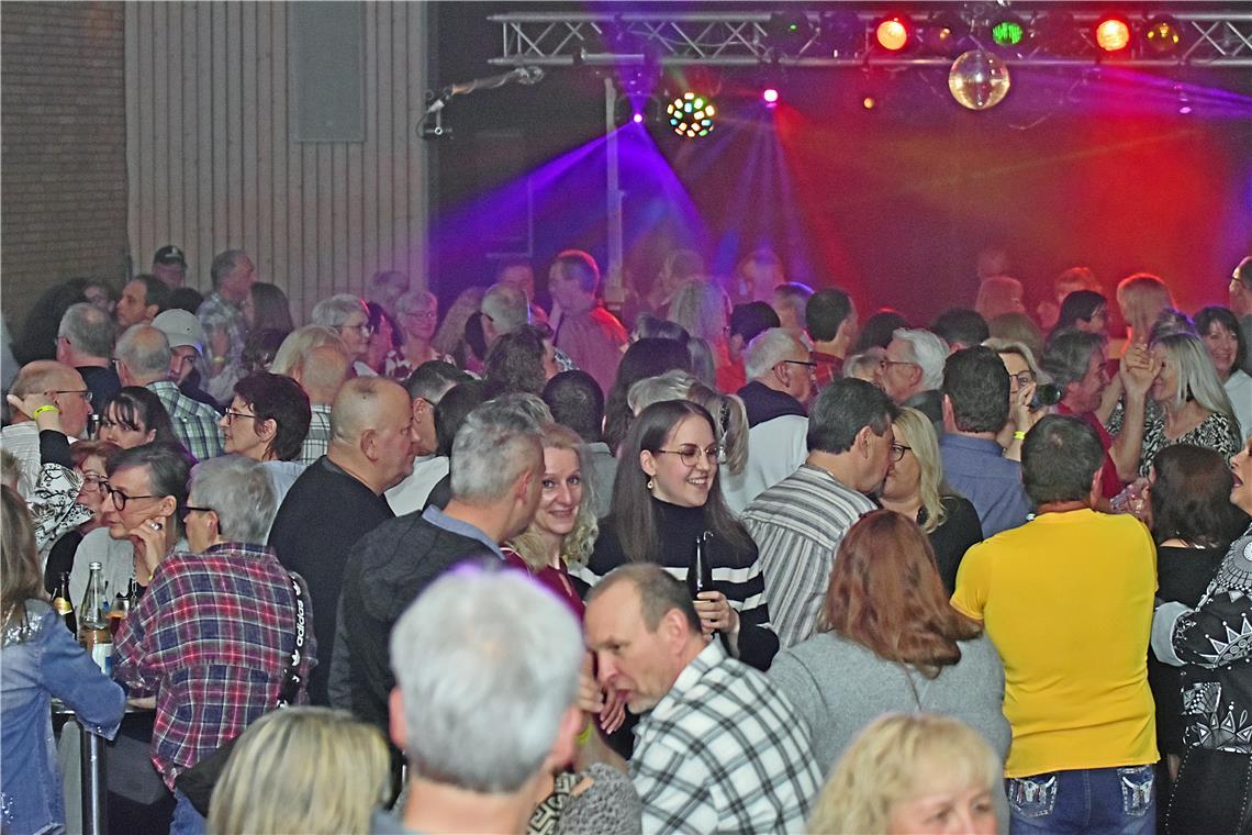 Die Gemeindehalle ist voll mit tanzenden und feiernden Menschen. 12. "Remember A...