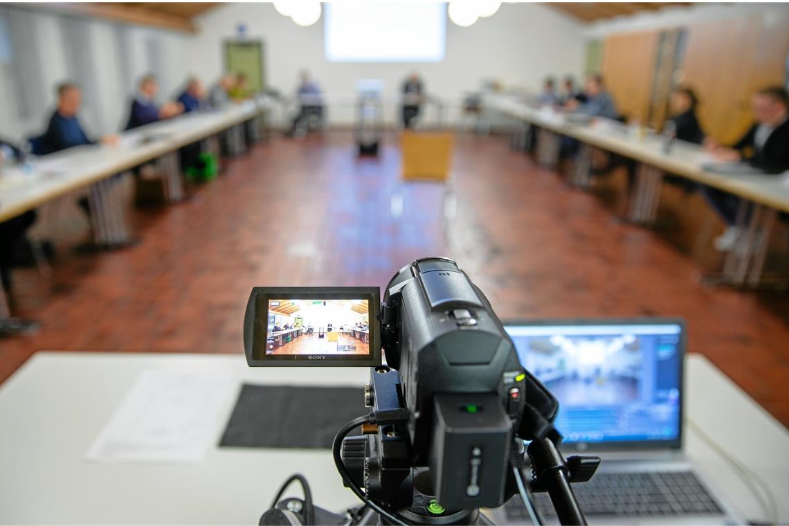 Demokratie im Digitalformat Die Gemeinderatssitzung in Oppenweiler wird aufgezeichnet und gestreamt, also als Livevideo online übertragen, aber nicht gespeichert. Fotos: A. Becher, privat