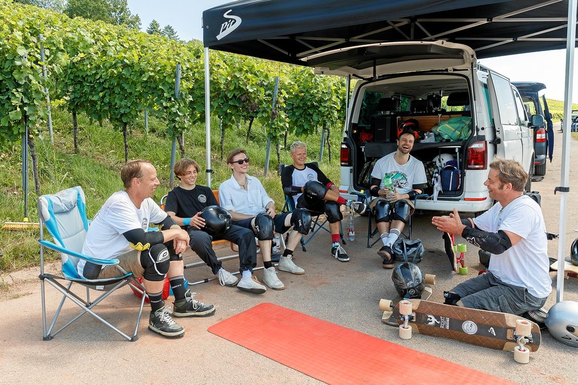 Mit Höchsttempo durch die Weinberge Die Gemeinschaft spielt eine große Rolle in der Gruppe. Zwischen den schnellen Fahrten nach unten und dem anstrengenden Hochlaufen brauchen alle immer wieder eine Pause.