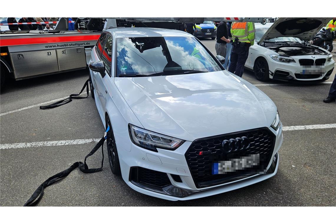 Die genauen Gründe für das Abschleppen des Audis waren zunächst nicht bekannt.