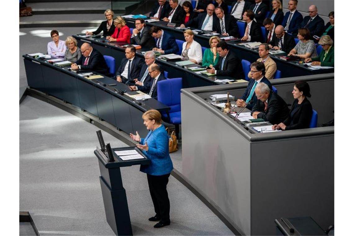 Schlagabtausch zu Klimaschutz - Merkel wirbt für Akzeptanz