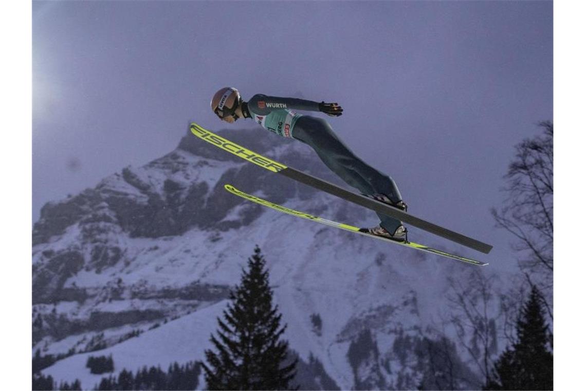 Das bringt der Wintersport am Samstag Die Generalprobe für die Vierschanzen-Tournee steigt in der Schweiz, aber ohne Skiflug-Weltmeister Karl Geiger. Foto: Urs Flueeler/KEYSTONE/dpa
