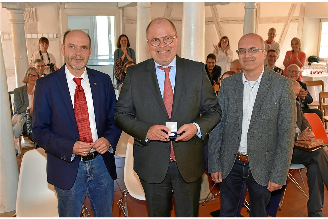 Höchste Ehren der SPD für Christian Lange Die Genossen Gernot Gruber (links) und Armin Dobler überreichten Christian Lange die hohe Auszeichnung. Der begann seine Dankesrede mit den Worten „Schön, unter Freunden zu sein“ und erklärte in Bezug auf die Zeitenwende: „Wir müssen wachsam sein.“ Foto: Tobias Sellmaier