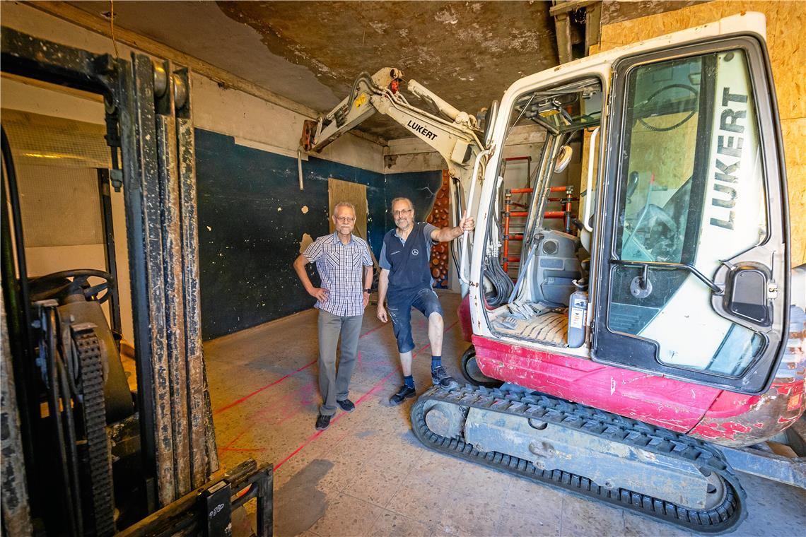 Die Genossenschaftsmitglieder Willi Beck (rechts) und Hansjörg Martin freuen sich, dass der Umbau endlich beginnt. Fotos: Alexander Becher