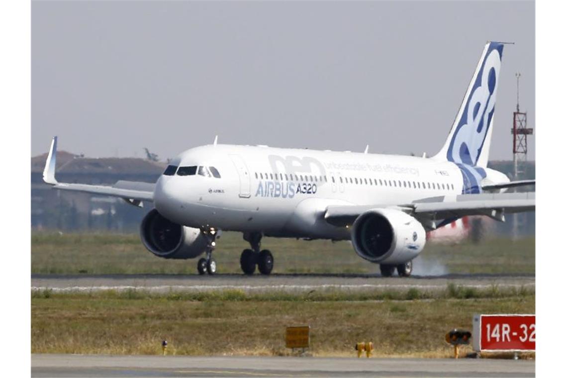 Probleme beim Kabinen-Einbau: Airbus kappt Auslieferungsziel Die geplante Produktionsausweitung bei den Mittelstreckenjets der A320neo-Modellfamilie stellt Airbus vor größere Herausforderungen als gedacht. Foto: Guillaume Horcajuelo/epa/dpa