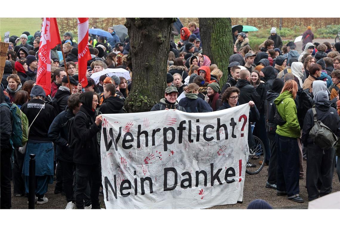 Die geplante Wiedereinführung der Musterung ruft Tausende auf die Straße. (Archivbild)
