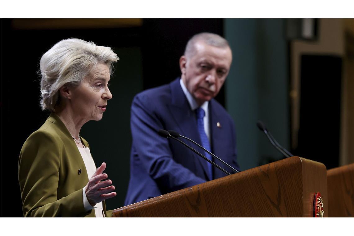 Die geplanten Beratungen mit der Türkei waren von Ursula von der Leyen nur wenige Tage vor der Festnahme Imamoglus angekündigt worden.