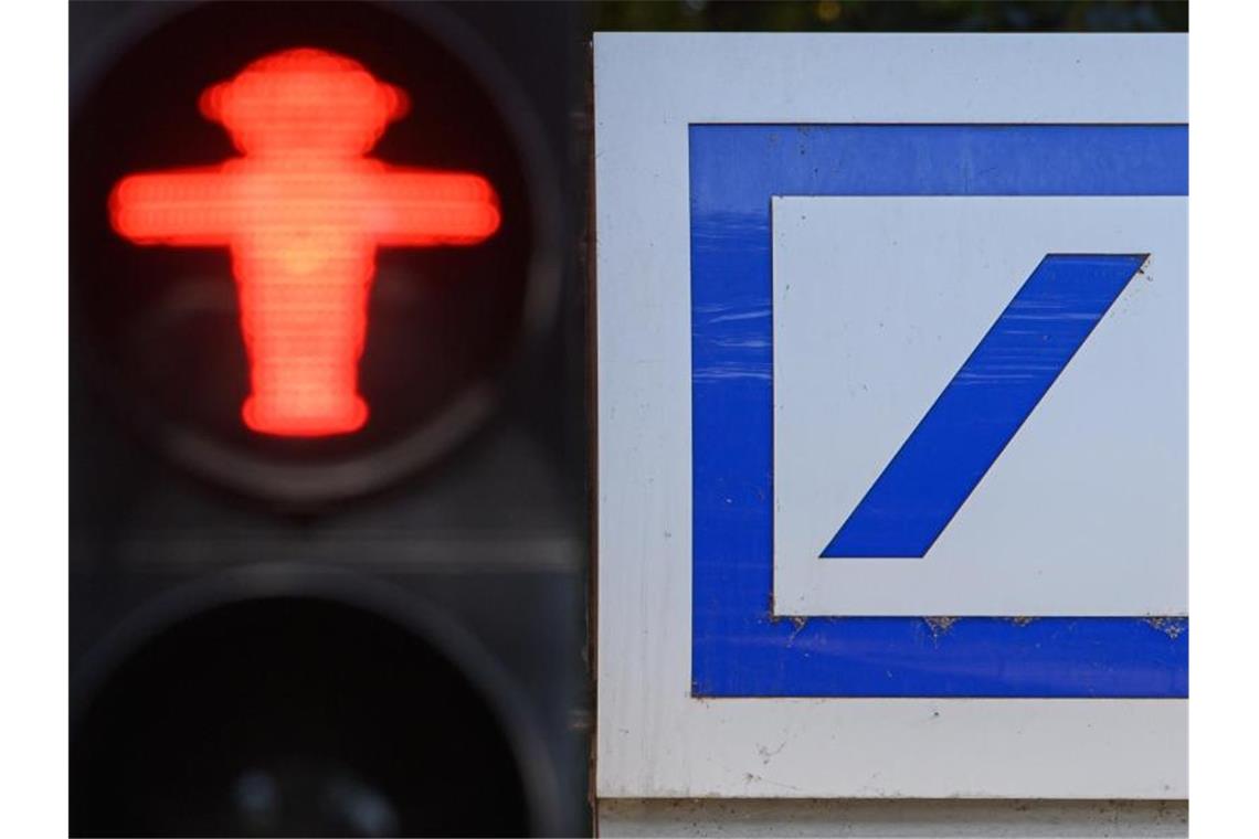 Deutsche Bank einigt sich mit Betriebsrat bei Filialabbau Die geplanten Filialschließungen bei Deutscher Bank und Postbank auf dem Heimatmarkt kosten unter dem Strich insgesamt rund 1190 Vollzeitstellen. Foto: Robert Michael/dpa-Zentralbild/dpa