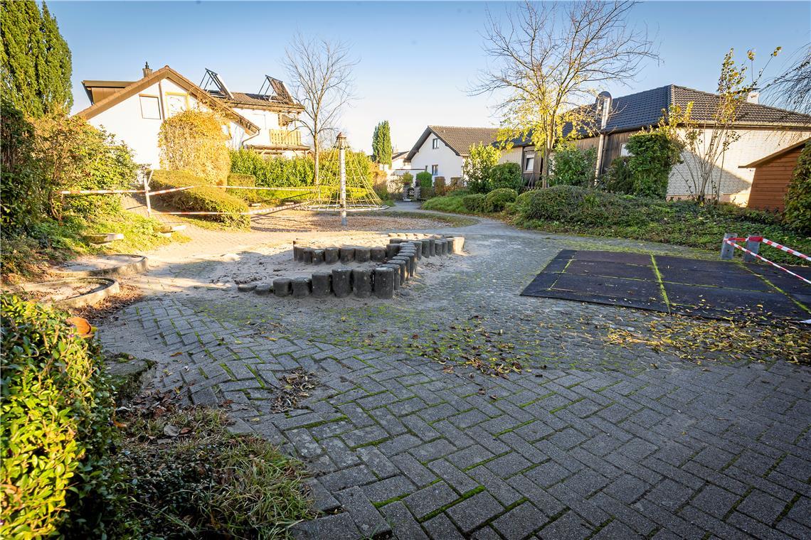 Die Geräte auf dem Spielplatz Mozartstraße sind zum Ende der Spielplatzsaison abgebaut worden. Die Gemeinde erwägt, das Grundstück zu verkaufen. Archivfoto: Alexander Becher