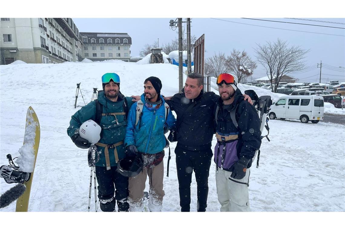 Drei Snowboarder von japanischem Berg gerettet Die Geretteten strahlen, nachdem sie schlimme Stunden am Berg erleben mussten.
