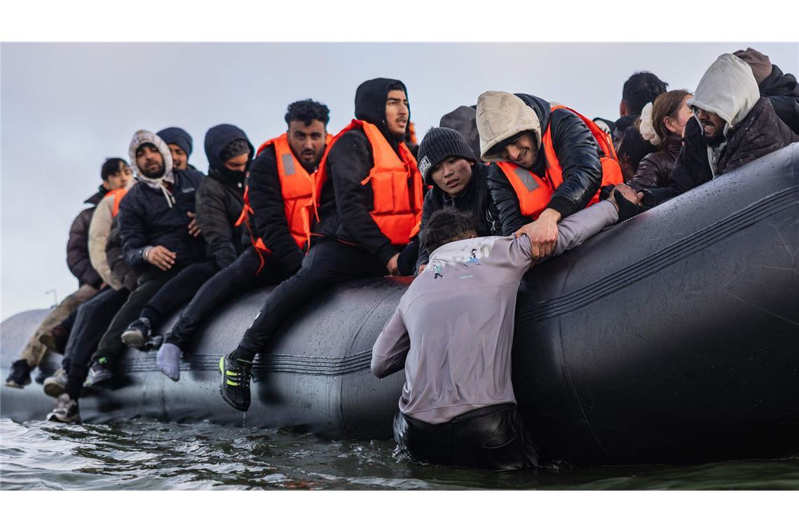 192 Migranten aus Ärmelkanal gerettet – Toter und Verletzte Die Geretteten wurden auf das französische Festland gebracht.