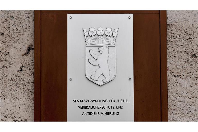 Die Gerichtsvollzieher des Landes Berlin sollen stich- und schusssichere Schutzwesten erhalten. (Symbolbild)