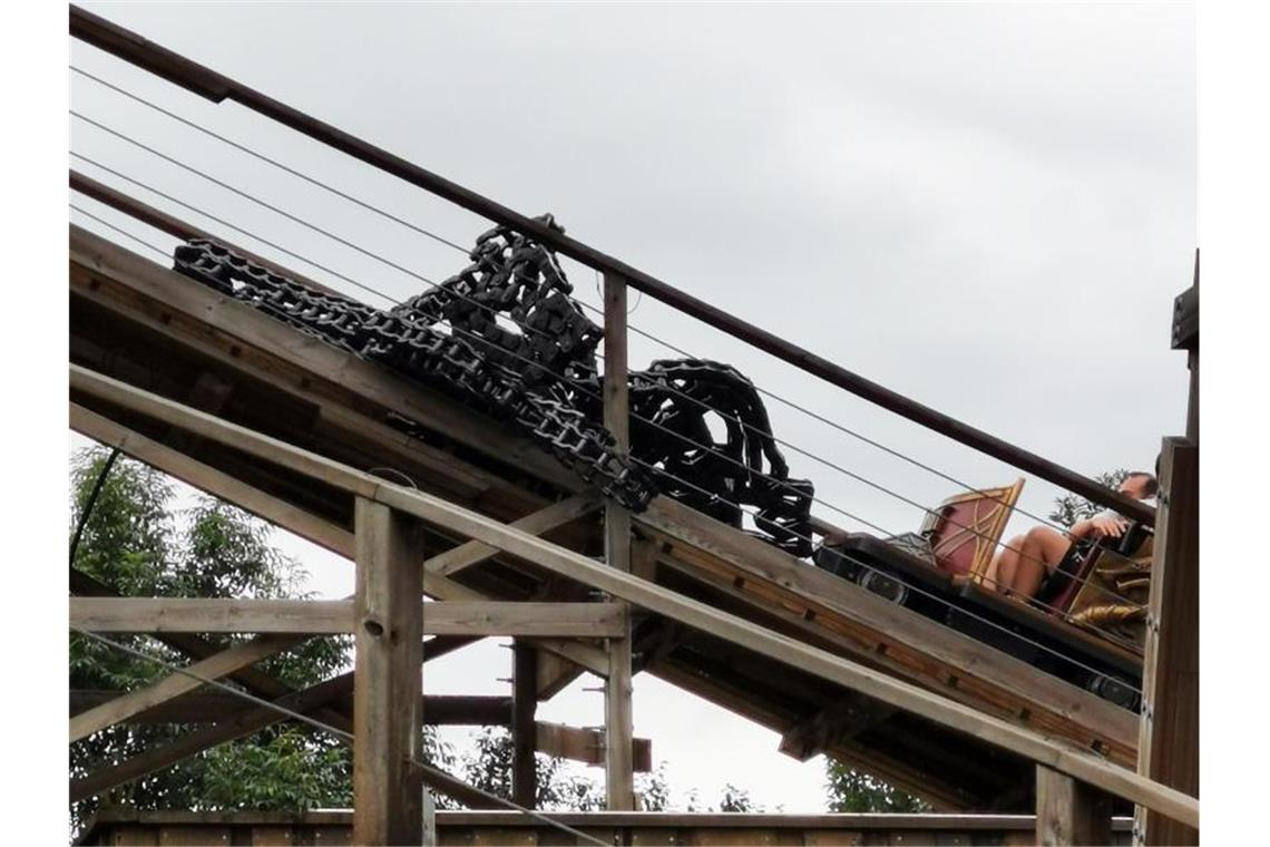 Die gerissene Kette eines Zugs der Holzachterbahn Wodan im Europa-Park liegt auf dem Gerüst der Achterbahn. Foto: Stephan Fröhle