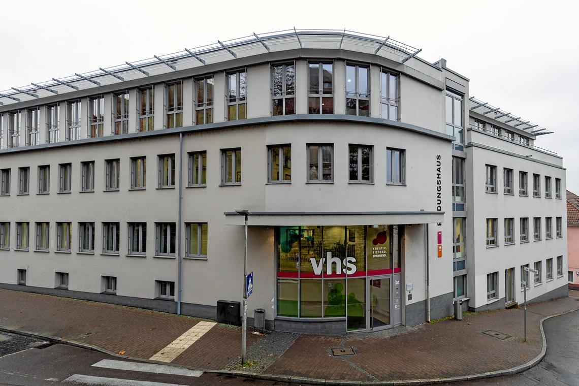 Die gerundete Ecke  am Schillerplatz bildet den Eingang zu dem lang gestreckten Bau. Fotos: Alexander Becher