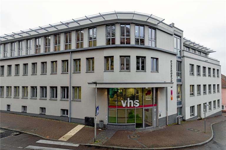 Die gerundete Ecke  am Schillerplatz bildet den Eingang zu dem lang gestreckten Bau. Fotos: Alexander Becher