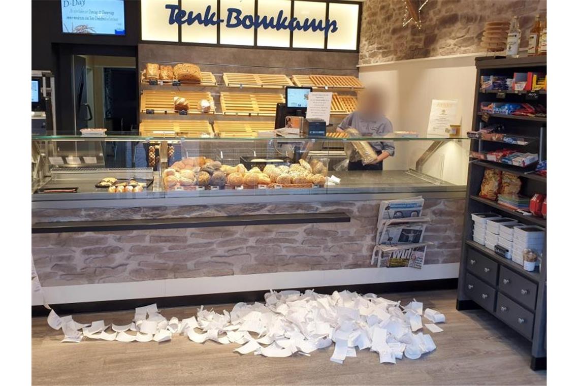 Die gesammelten Kassenzettel von zwei Tagen liegen in einer Bäckerei auf dem Boden. Ab 2020 sind Geschäfte dazu verpflichtet, ihren Kunden Kassenbons auszudrucken. Foto: Michael Tenk/dpa