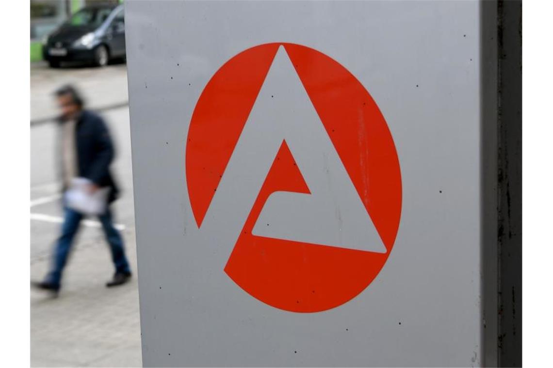 Arbeitslosenzahl leicht gesunken Die Gesamtzahl der Arbeitslosen liegt bei 2,216 Millionen. Foto: Sonja Wurtscheid