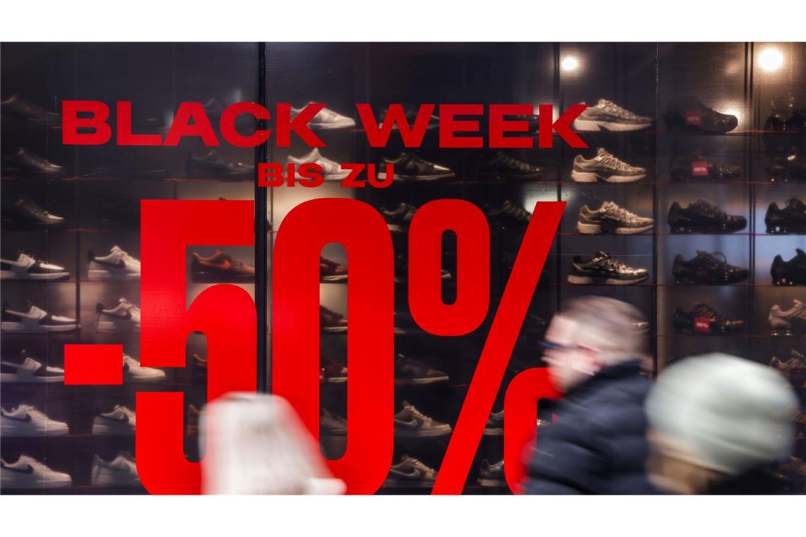 Die Geschäfte buhlen vor dem Black Friday um die Gunst der Kunden.