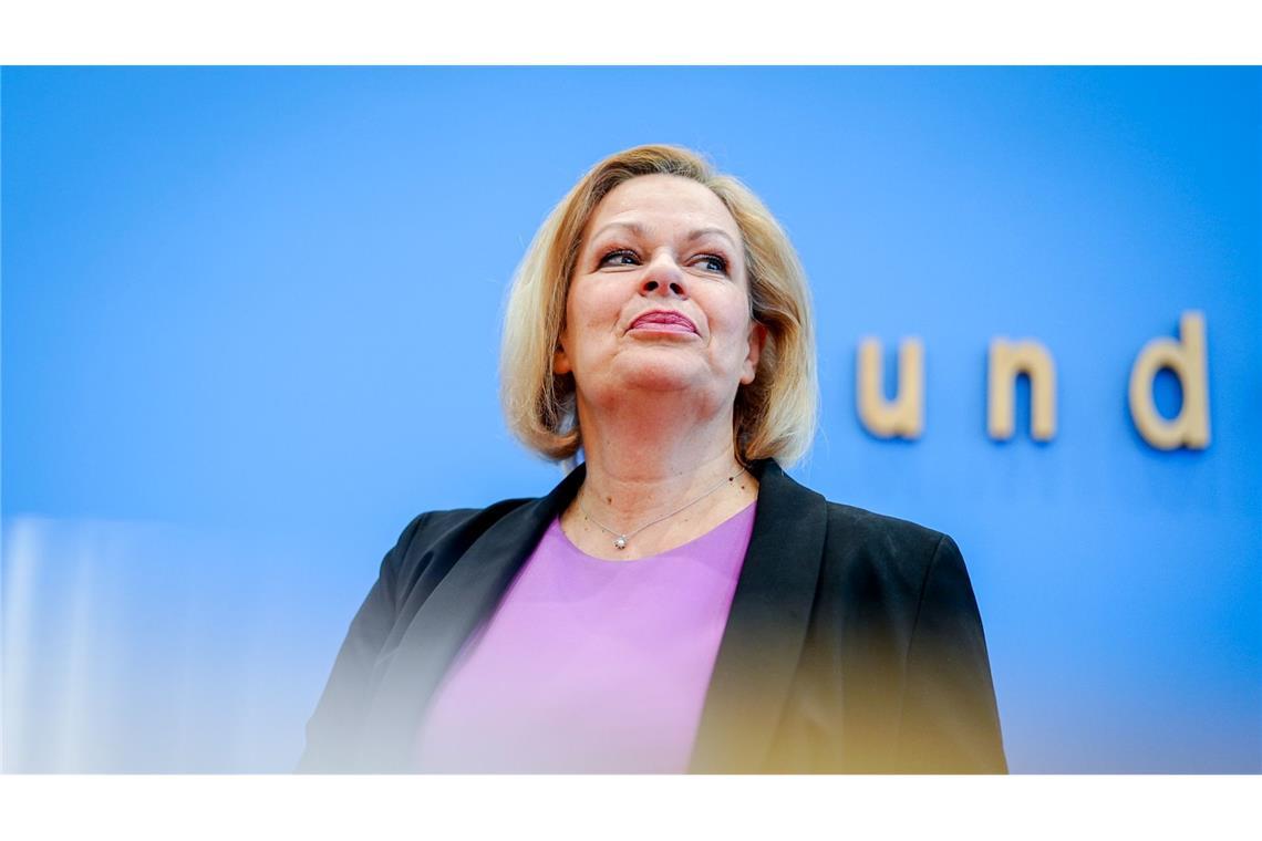 Bamf-Chef persönlich für Asyl-Wende - Rücktrittsforderungen Die geschäftsführende Bundesinnenministerin, Nancy Faeser (SPD), wird bei einer Pressekonferenz zur Migrations- und Flüchtlingspolitik auf den Vorschlag von Sommer angesprochen.