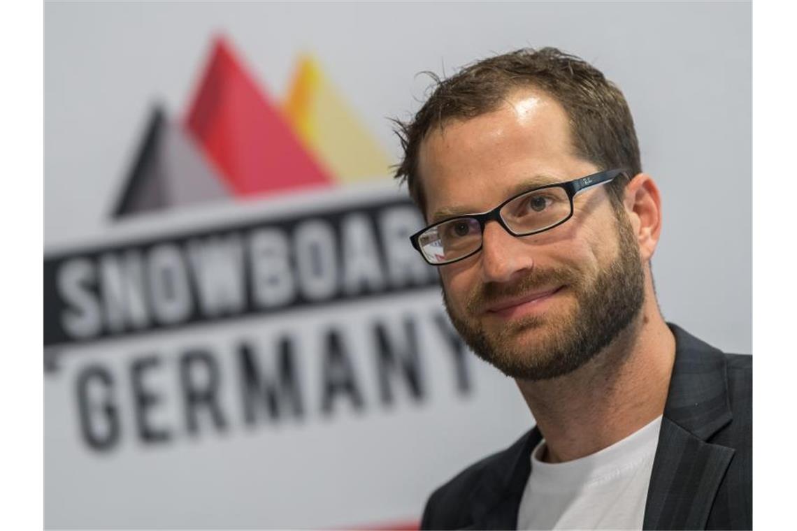 Die Geschäftsführer von Snowboard Germany, Stefan Knirsch nimmt an einer Pressekonferenz teil. Foto: picture alliance / Peter Kneffel/dpa/Archivbild