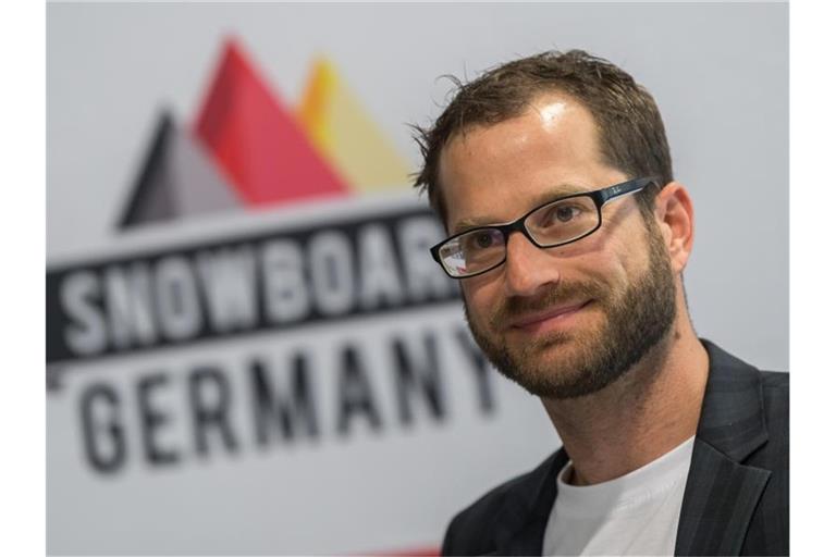 Die Geschäftsführer von Snowboard Germany, Stefan Knirsch nimmt an einer Pressekonferenz teil. Foto: picture alliance / Peter Kneffel/dpa/Archivbild