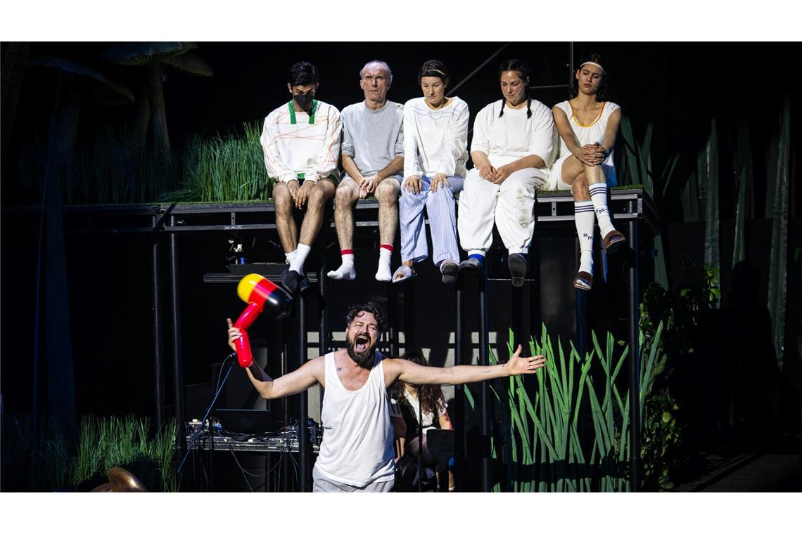 Eine Tragödie: Mesut Özils Geschichte als Theaterstück Die Geschichte von Mesut Özil wird in Bremen als Theaterstück aufgeführt.