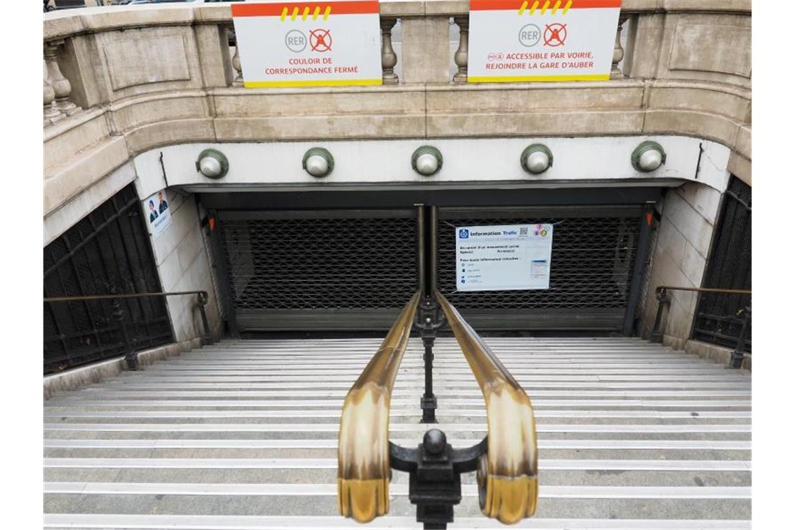 Die geschlossene Metro-Station „Opéra“ in Paris. Foto: Christian Böhmer/dpa