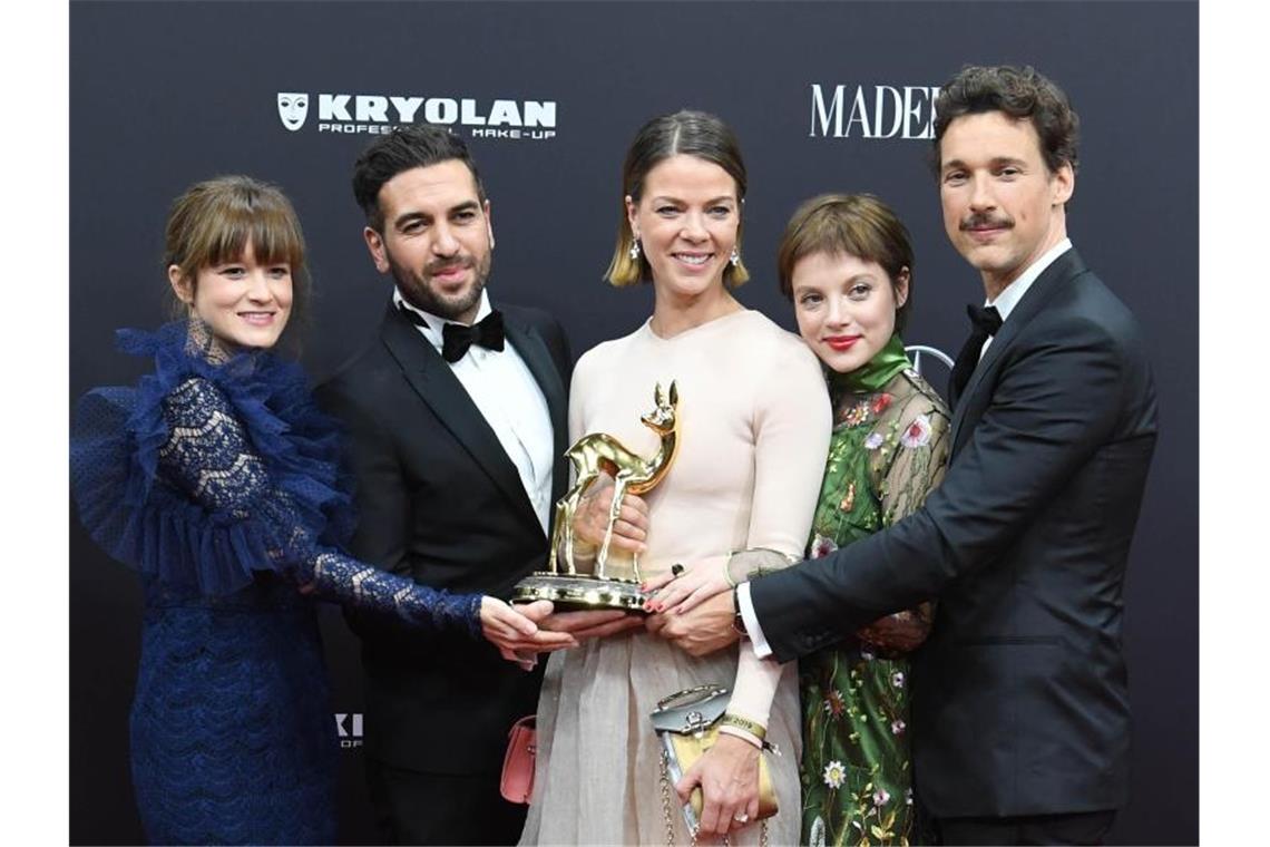 Die Gesellschaftskomödie „Das perfekte Geheimnis“ wurde als „Bester Film National ausgezeichnet: Produzentin Lena Schömann (l-r) und die Schauspieler Elyas MBarek, Jessica Schwarz, Jella Haase und Florian David Fitz halten den Bambi ganz fest. Foto: Uli Deck/dpa